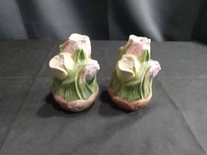 lot 4143 image: Fitz and Floyd Omnibus Iris Flower Salt and Pepper Shakers