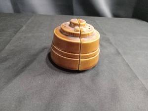 lot 4144 image: Ceramic Salt and Pepper Shaker Set