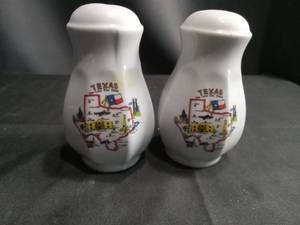 lot 4146 image: Texas Lone Star State Salt and Pepper Shakers Set