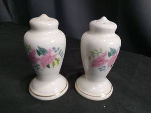 lot 4149 image: Floral Ceramic Salt and Pepper Shaker Set