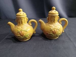 lot 4302 image: Ceramic Salt and Pepper Shakers Set Teapot Design