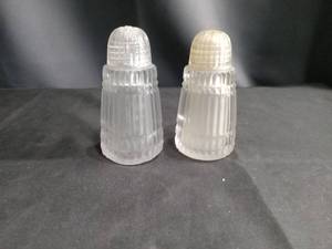 lot 4304 image: Glass Salt and Pepper Shaker Set with Ribbed Pattern