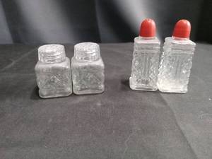 lot 4305 image: Clear Pressed Glass Salt and Pepper Shaker Set