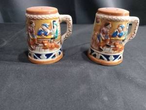 lot 4306 image: Japanese Porcelain Salt and Pepper Shaker Set