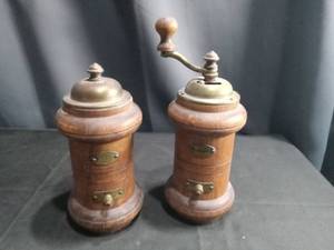 lot 4310 image: Wooden Salt and Pepper Mill Set