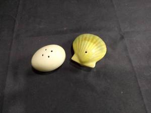 lot 4314 image: Ceramic Seashell Salt and Pepper Shakers Set