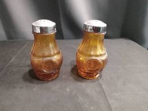 lot 4315 image: Amber Glass Salt and Pepper Shakers Set