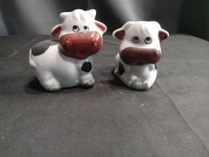 lot 4317 image: Ceramic Cow Salt and Pepper Shaker Set