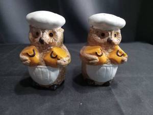 lot 4320 image: Ceramic Owl Chef Salt and Pepper Shakers Set