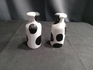 lot 4322 image: Ceramic Cow Print Salt and Pepper Shaker Set