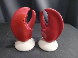 lot 4324 image: Red Lobster Ceramic Salt and Pepper Shakers