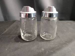 lot 4328 image: Glass Salt and Pepper Shaker Set