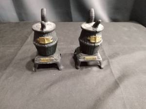 lot 4329 image: Cast Iron Miniature Pot Belly Stove Salt and Pepper Shakers Set