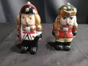 lot 4330 image: Christmas Holiday Nutcracker Salt and Pepper Shaker Set