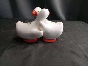 lot 4333 image: White Ceramic Goose Salt and Pepper Shakers
