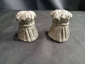 lot 4336 image: Ceramic wheat stalks salt and pepper shaker set