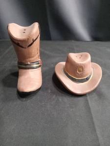 lot 4343 image: Cowboy Boot and Hat Salt and Pepper Shakers
