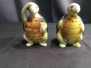 lot 4349 image: Swifty the Turtle Ceramic Salt and Pepper Shaker Set
