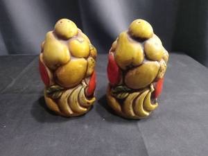 lot 4351 image: Ceramic fruit Salt and Pepper Shakers Set