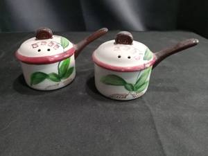lot 4356 image: Ceramic flower Salt and Pepper Shakers with Handles
