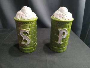 lot 4363 image: Green Wicker Basket Salt and Pepper Shaker Set with White Flower Tops