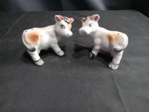 lot 4367 image: Ceramic Cow Salt and Pepper Shakers Set