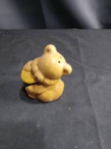 lot 4370 image: Winnie the Pooh Honey Pot Ceramic Figurine shaker
