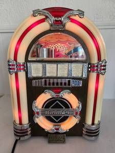 lot 73 image: Thomas Collectors Edition Tabletop Jukebox Radio