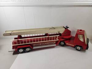 lot 82 image: Vintage Nylint Aerial Hook-N-Ladder Fire Truck Pressed Steel
