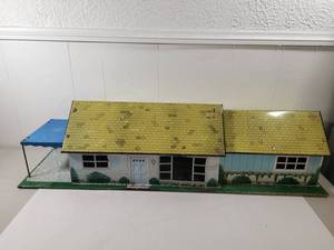 lot 92 image: 1950s Marx Tin Litho Ranch Style Dollhouse