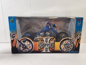 lot 99 image: Muscle Machines 110 Scale Die Cast West Coast Choppers Cherry CFL Motorcycle New