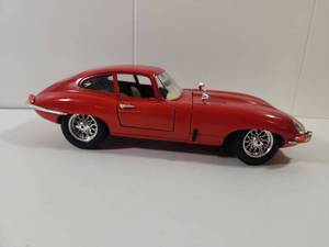 lot 106 image: Burago 1961 Jaguar E-Type Diecast Model Car