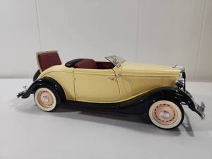 lot 109 image: Solido Ford V8 Convertible Die-Cast Model Car 119 Scale