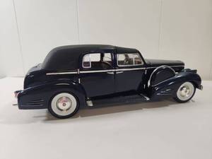 lot 110 image: Die Cast Model Car 1938 Cadillac 118