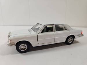 lot 122 image: Burago Mercedes 450 SEL Die Cast Model Car