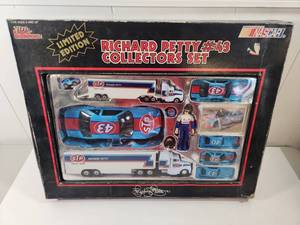 lot 127 image: Richard Petty #43 NASCAR Collectors Set with Die Cast Cars and Hauler