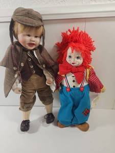 lot 171 image: Collectible Dolls Set