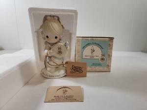 lot 191 image: Precious Moments Birds of a Feather Collect Together 1986 Symbol of Membership Figurine with Box