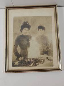 lot 200 image: Victorian Era Family Portrait Photograph in Gold Frame