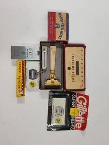 lot 217 image: Vintage Razor Bundle