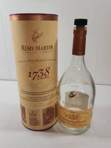 lot 226 image: Remy Martin 1738 Accord Royal Cognac Fine Champagne with Original Tube Bar Decor