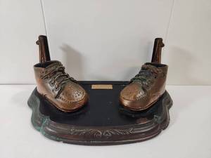lot 252 image: Bronze Baby Shoes Decorative Tray Sculpture