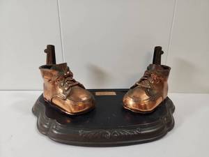 lot 253 image: Copper Baby Shoe Bookends on Tray
