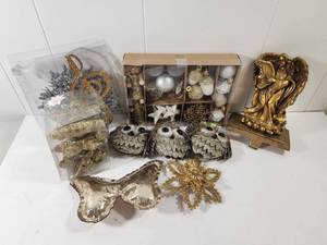 lot 296 image: Christmas Holiday Decoration Collection Set