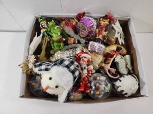 lot 302 image: Mixed Christmas Ornament Collection Lot