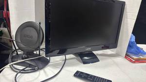 lot 2000 image: Vizio 24 inch flat screen tv with remote and RCA antenna