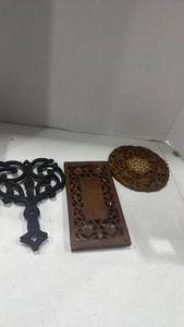 lot 2018 image: Wooden wall decor and iron trivet