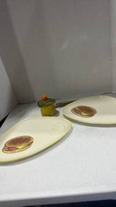 lot 2022 image: Hamburger Pattern Dinner Plates with Ceramic Condiment Jar Set