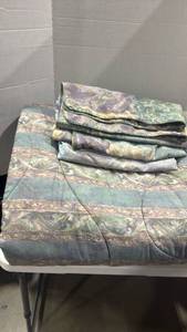 lot 2027 image: Fullqueen size bed spread, flat sheet and pillow shams