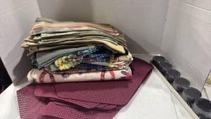 lot 2043 image: Placemats, table runners and more